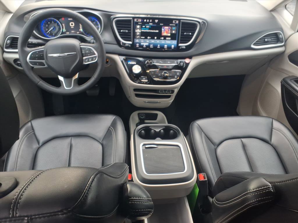 Used 2024 Chrysler Pacifica Touring-L image 6