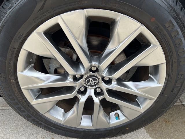 Used 2019 Toyota RAV4 XLE Premium image 9