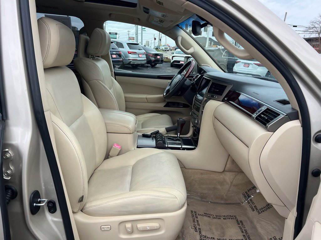 Used 2013 Lexus LX 570 4WD w/ Luxury Pkg image 32