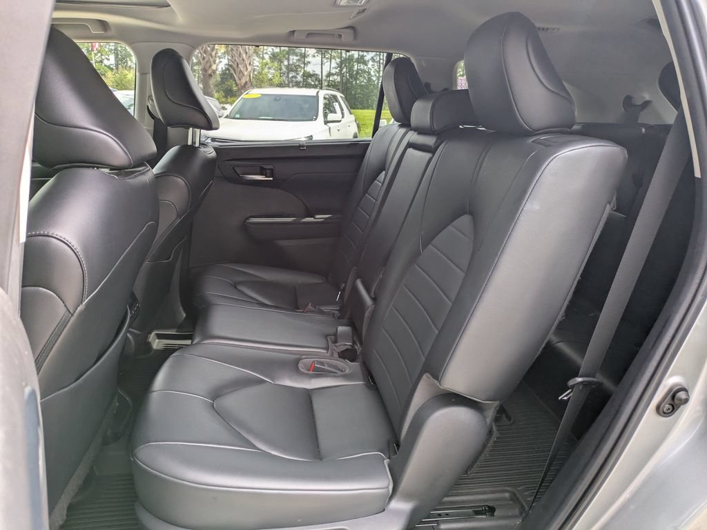 Used 2023 Toyota Highlander XLE FWD image 14