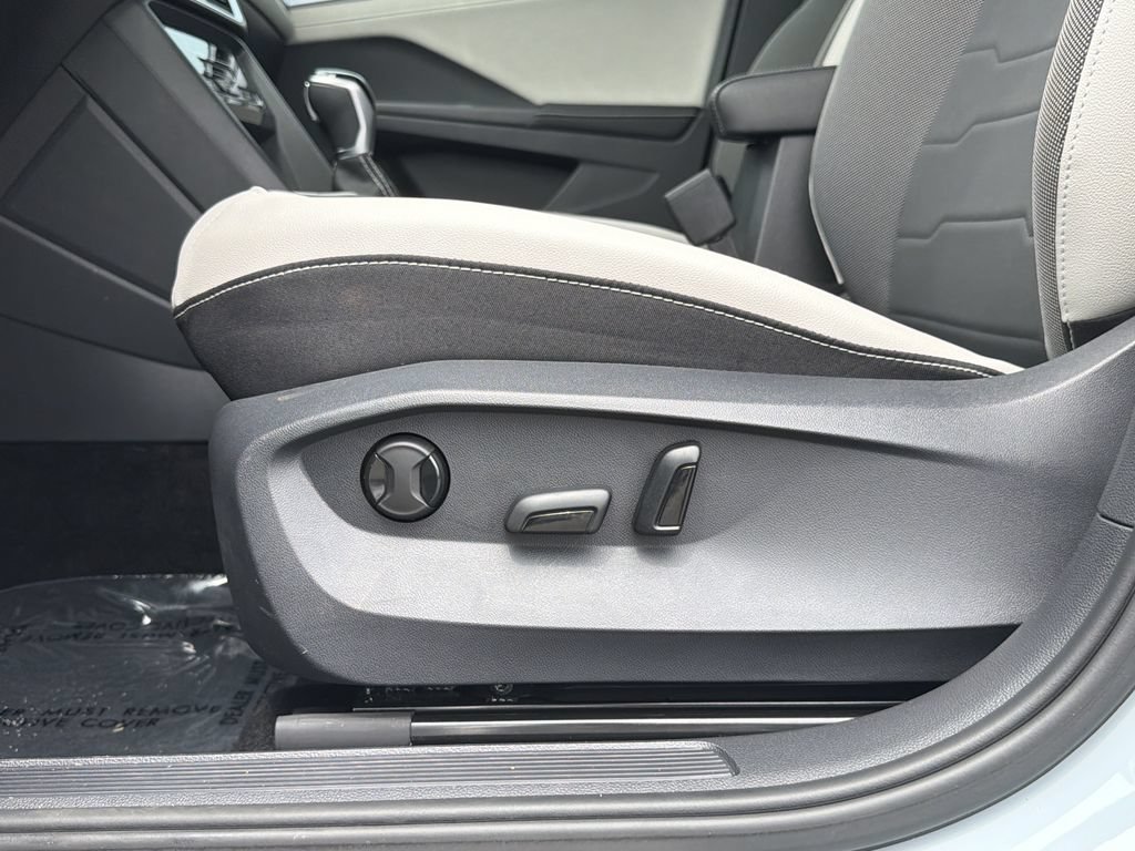 Used 2025 Volkswagen Taos SE FWD image 21