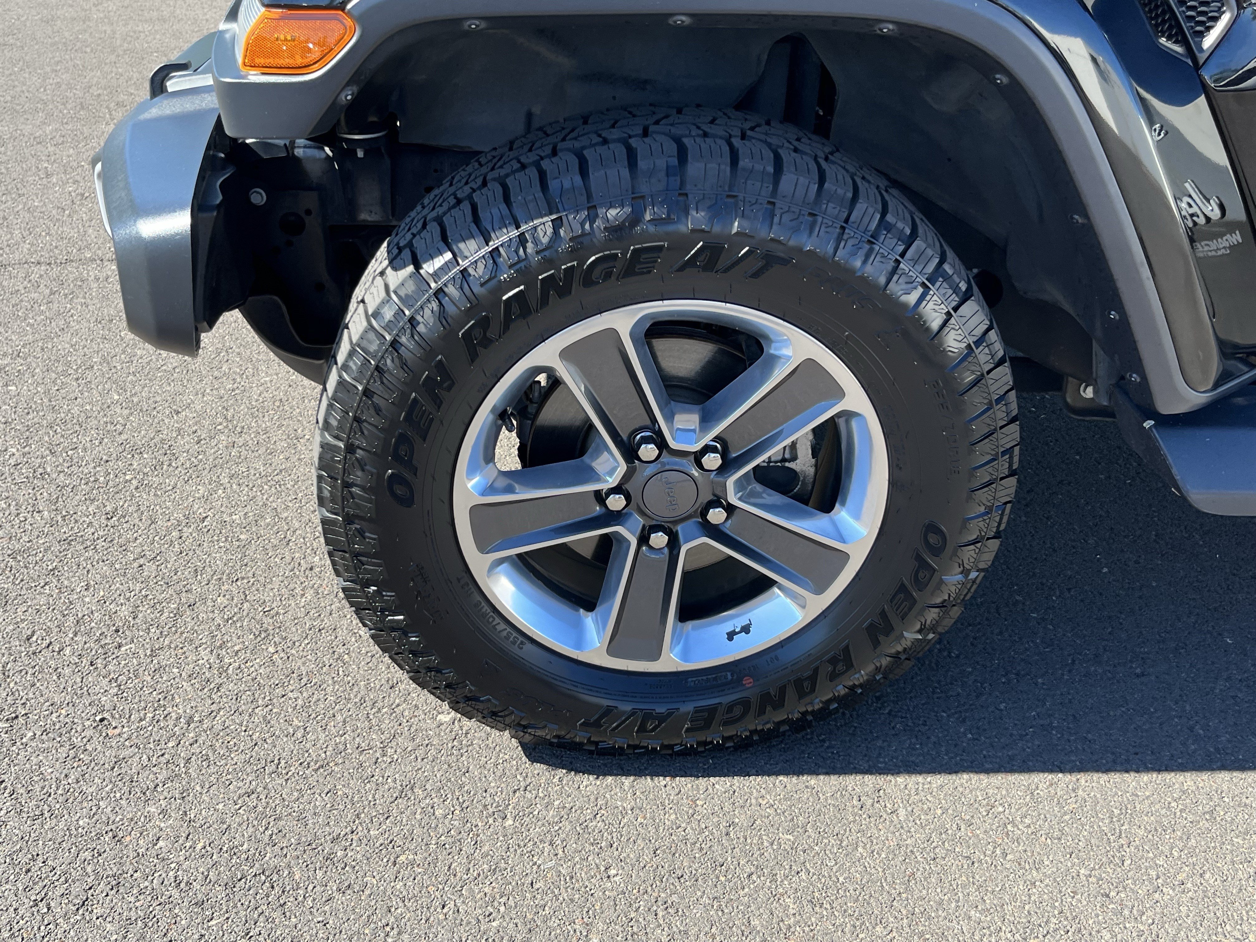 Used 2018 Jeep Wrangler Unlimited Sahara w/ LED Lighting Group AWD/4WD image 9