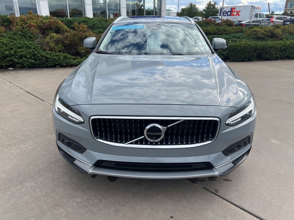 Certified 2025 Volvo V90 B6 Cross Country Plus image 8