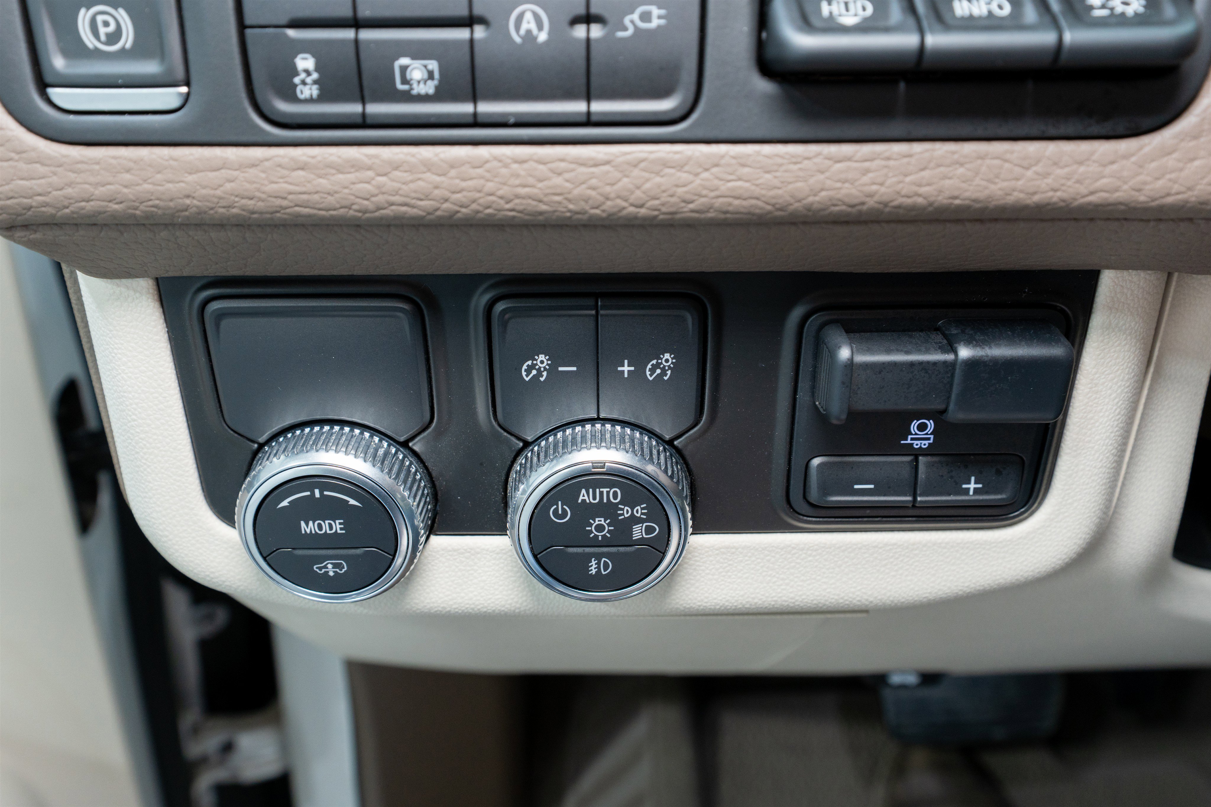 Used 2022 GMC Yukon XL Denali w/ Denali Premium Package image 32