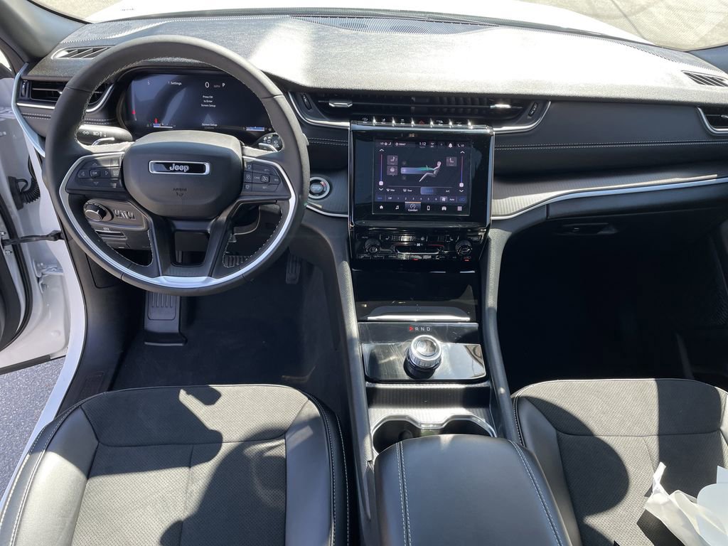 Used 2025 Jeep Grand Cherokee Altitude AWD/4WD image 15