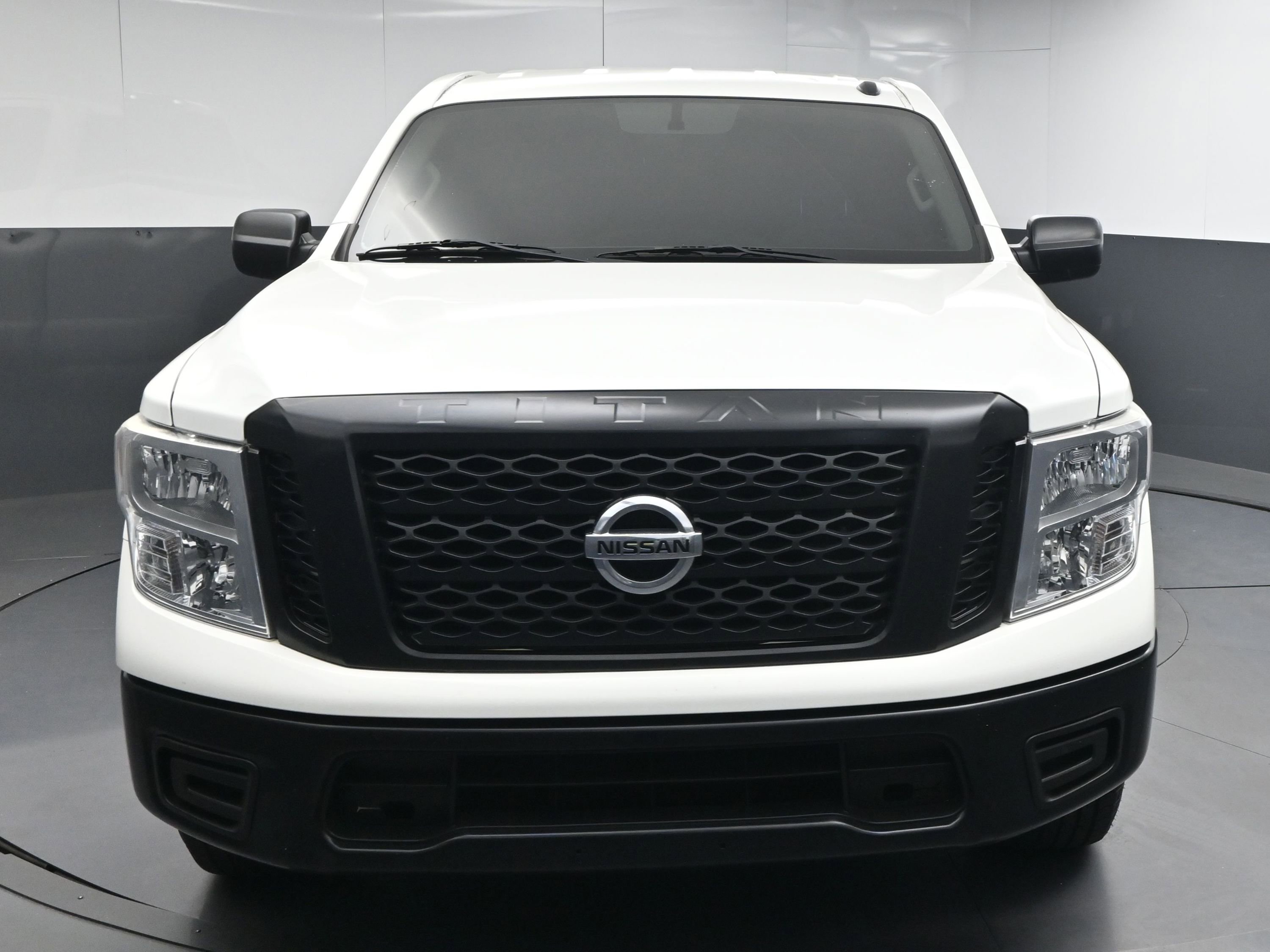 Used 2019 Nissan Titan S image 2