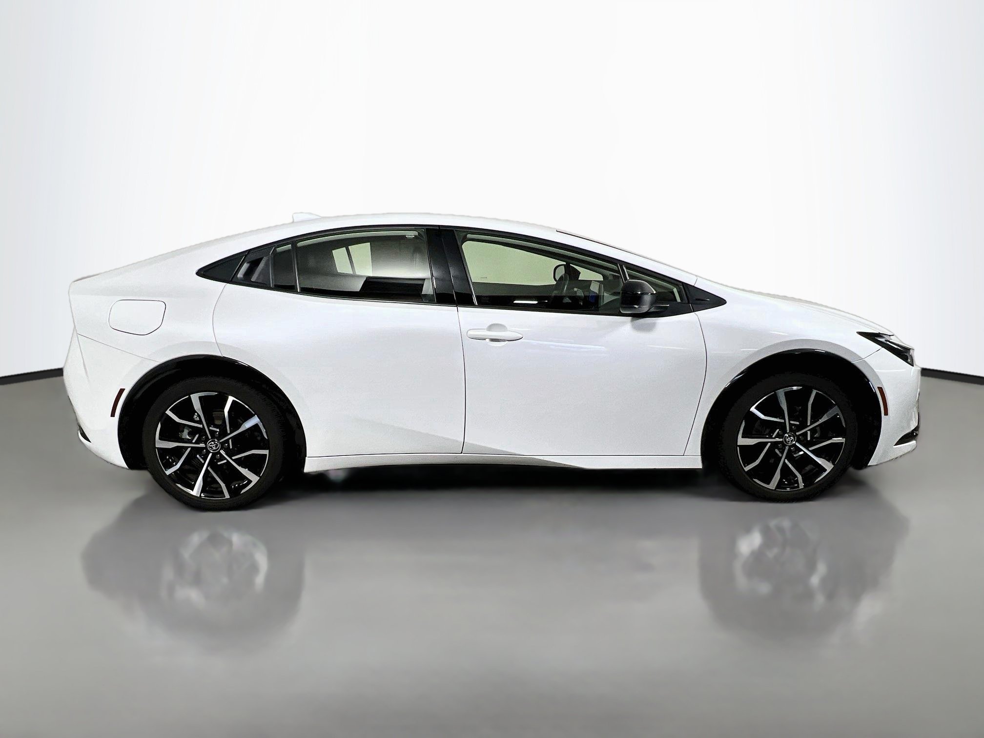 Used 2025 Toyota Prius Plug-In Hybrid FWD image 3