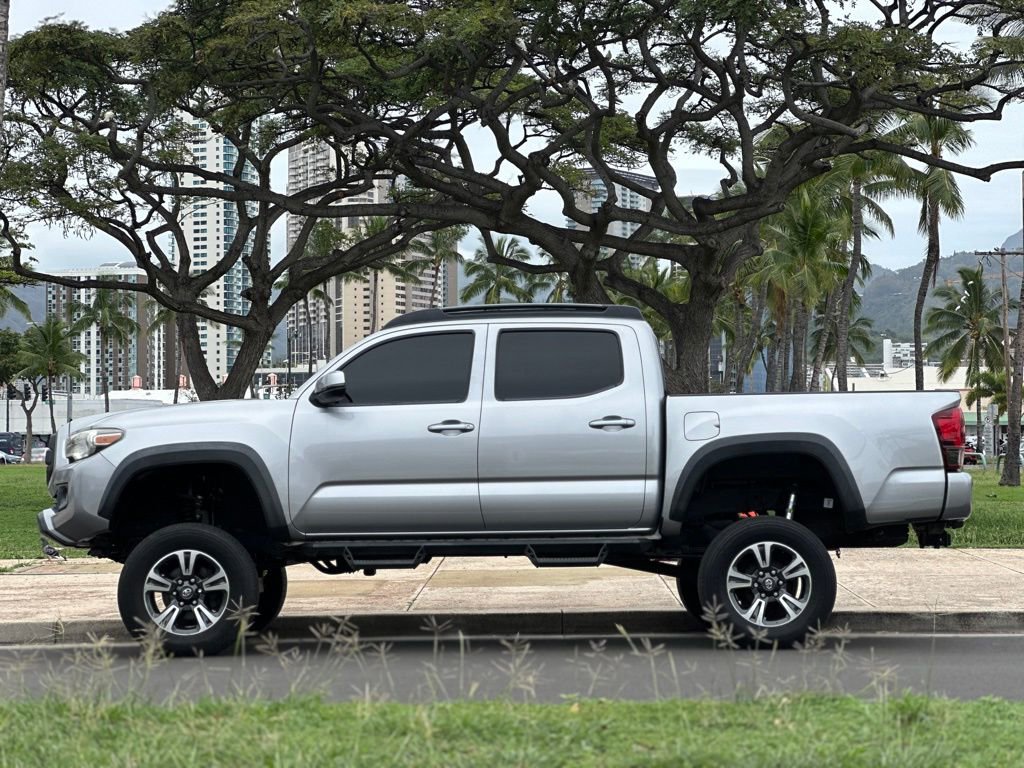 Used 2018 Toyota Tacoma TRD Sport AWD/4WD image 2