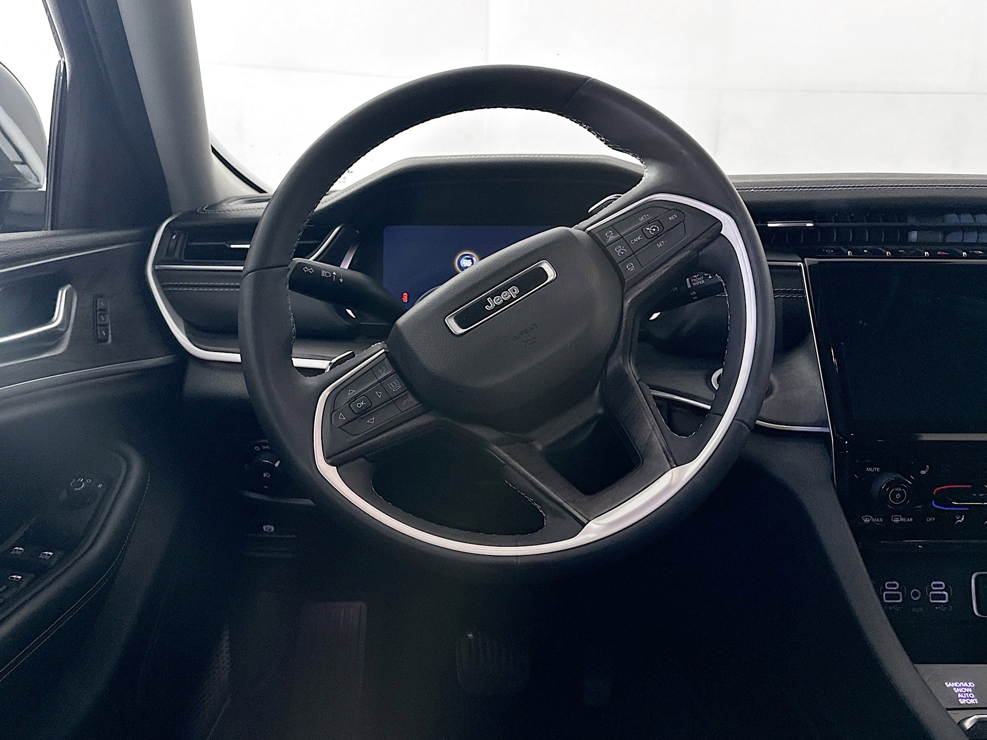Used 2023 Jeep Grand Cherokee Limited AWD/4WD image 18
