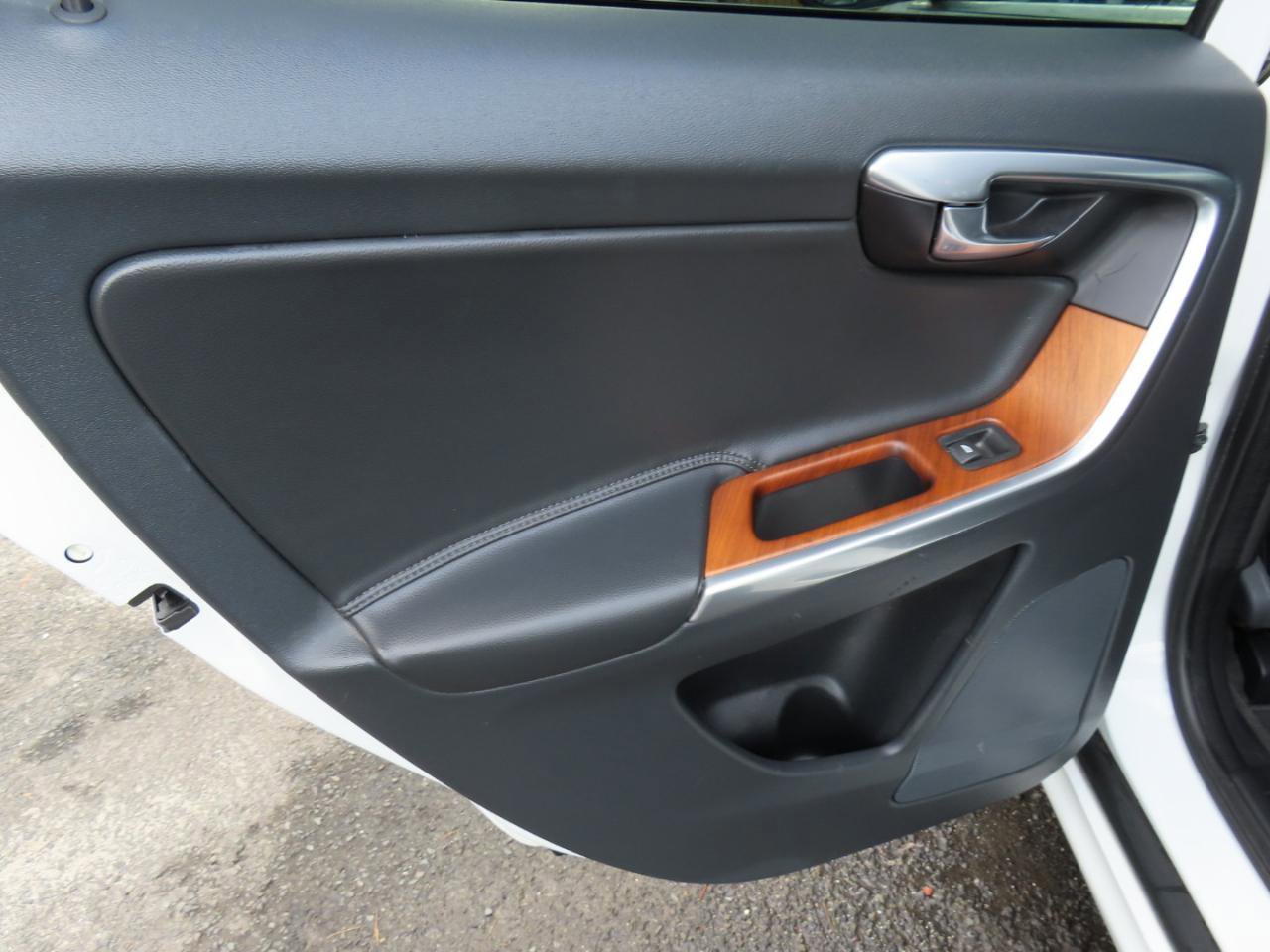 Used 2017 Volvo XC60 T5 Inscription w/ Protection Package image 10