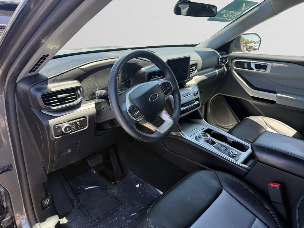 Used 2023 Ford Explorer XLT w/ Equipment Group 202A AWD/4WD image 3