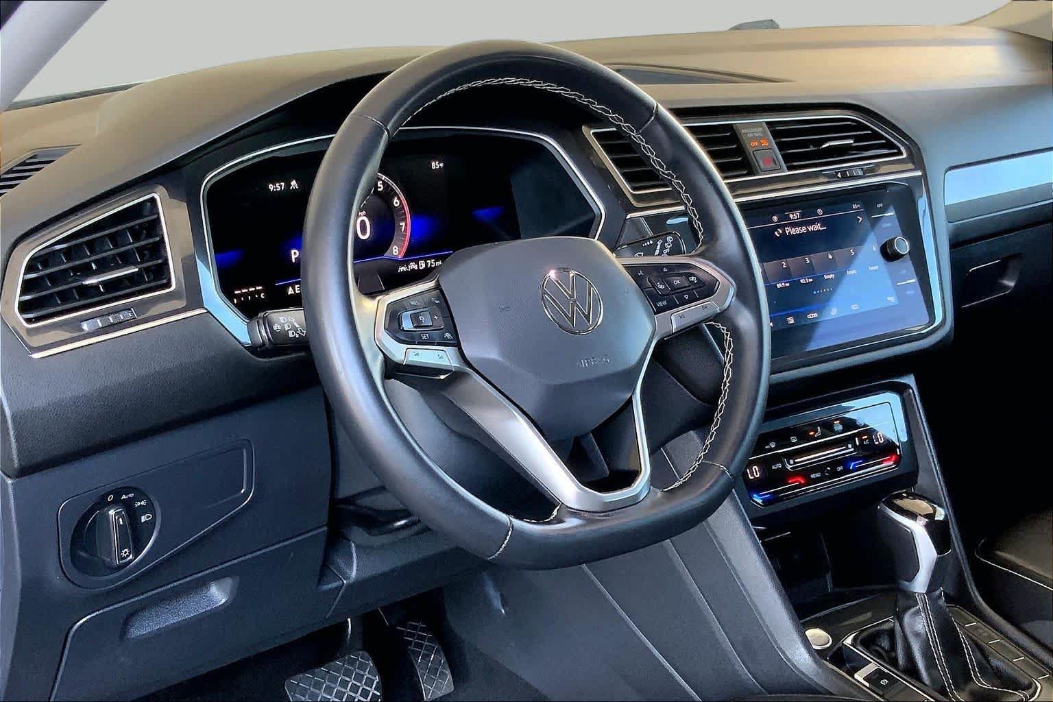 Used 2024 Volkswagen Tiguan SE AWD/4WD image 17