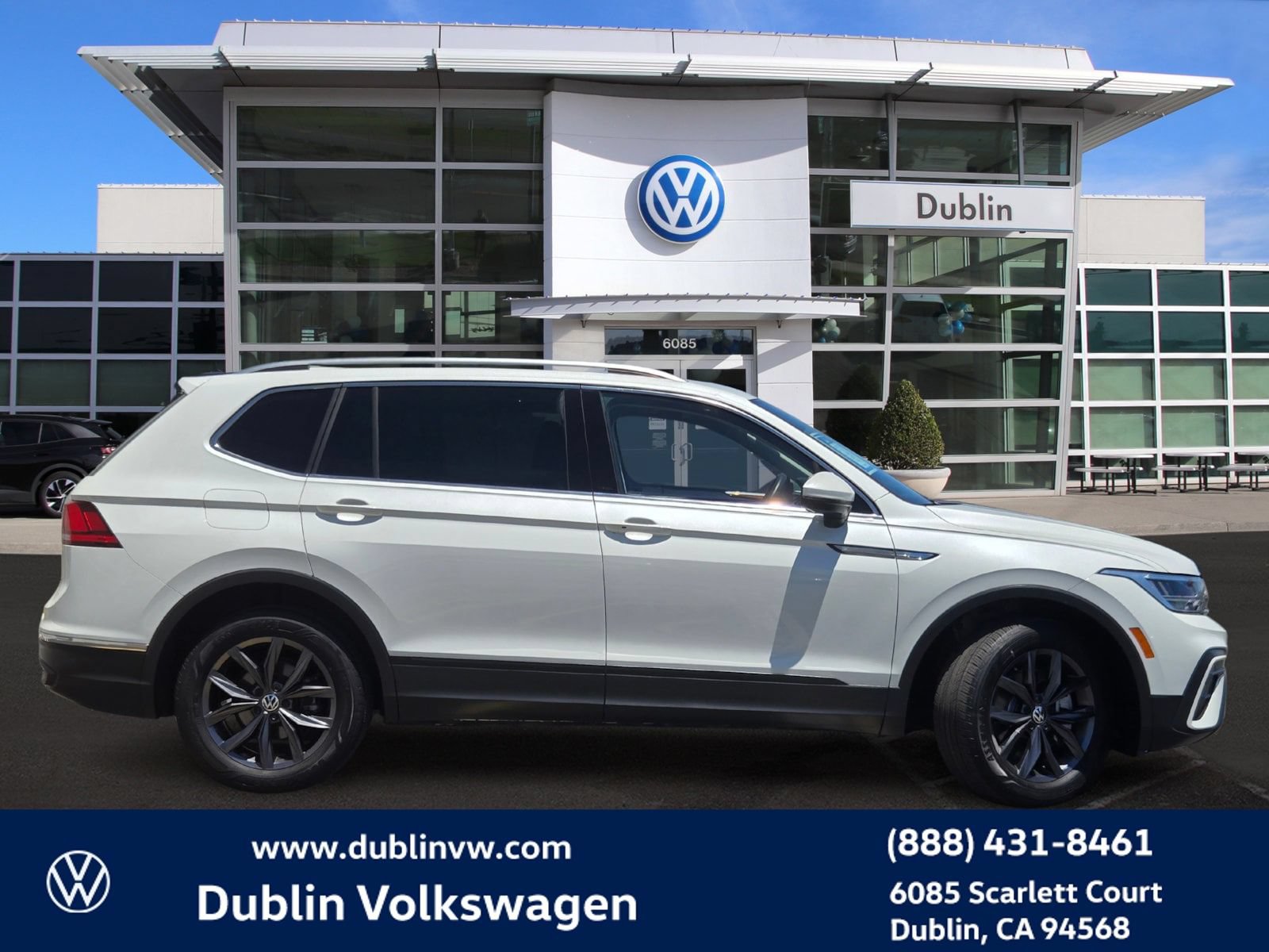 Certified 2023 Volkswagen Tiguan SE w/ Panoramic Sunroof Package FWD image 3