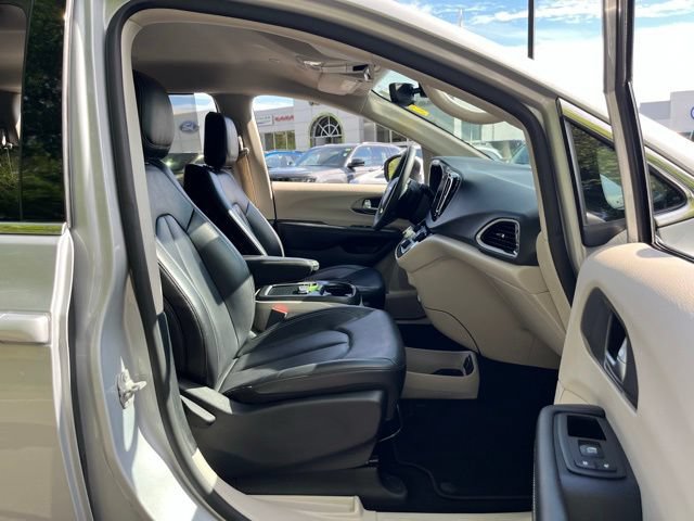 Used 2023 Chrysler Pacifica Touring-L FWD image 27