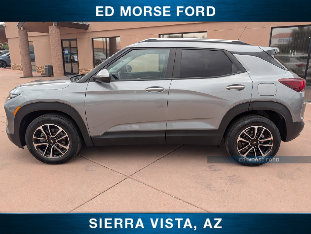 Used 2024 Chevrolet TrailBlazer LT w/ LT Cold Weather Package FWD image 2