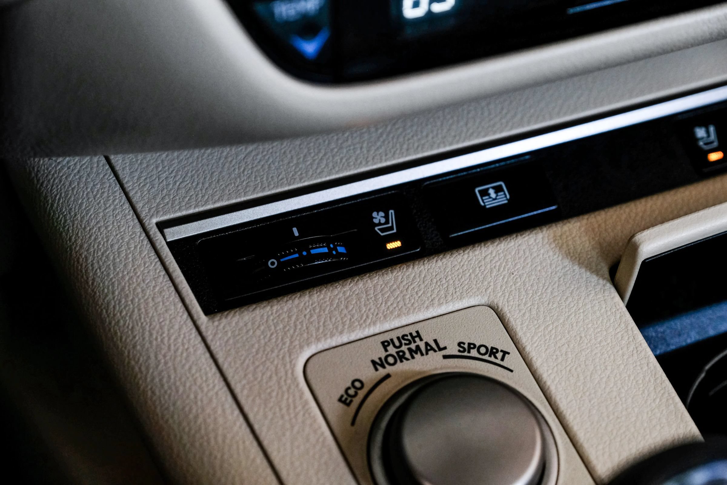 Used 2014 Lexus ES 300h w/ Luxury Package w/Bamboo Trim FWD image 23