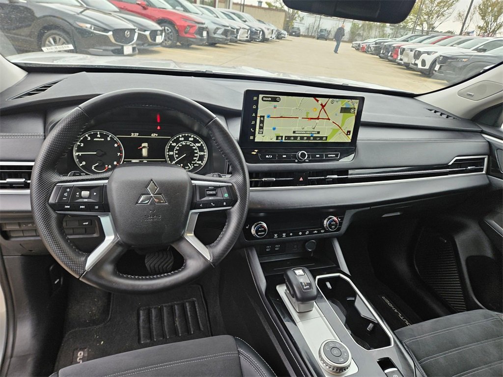 Used 2025 Mitsubishi Outlander SE image 15