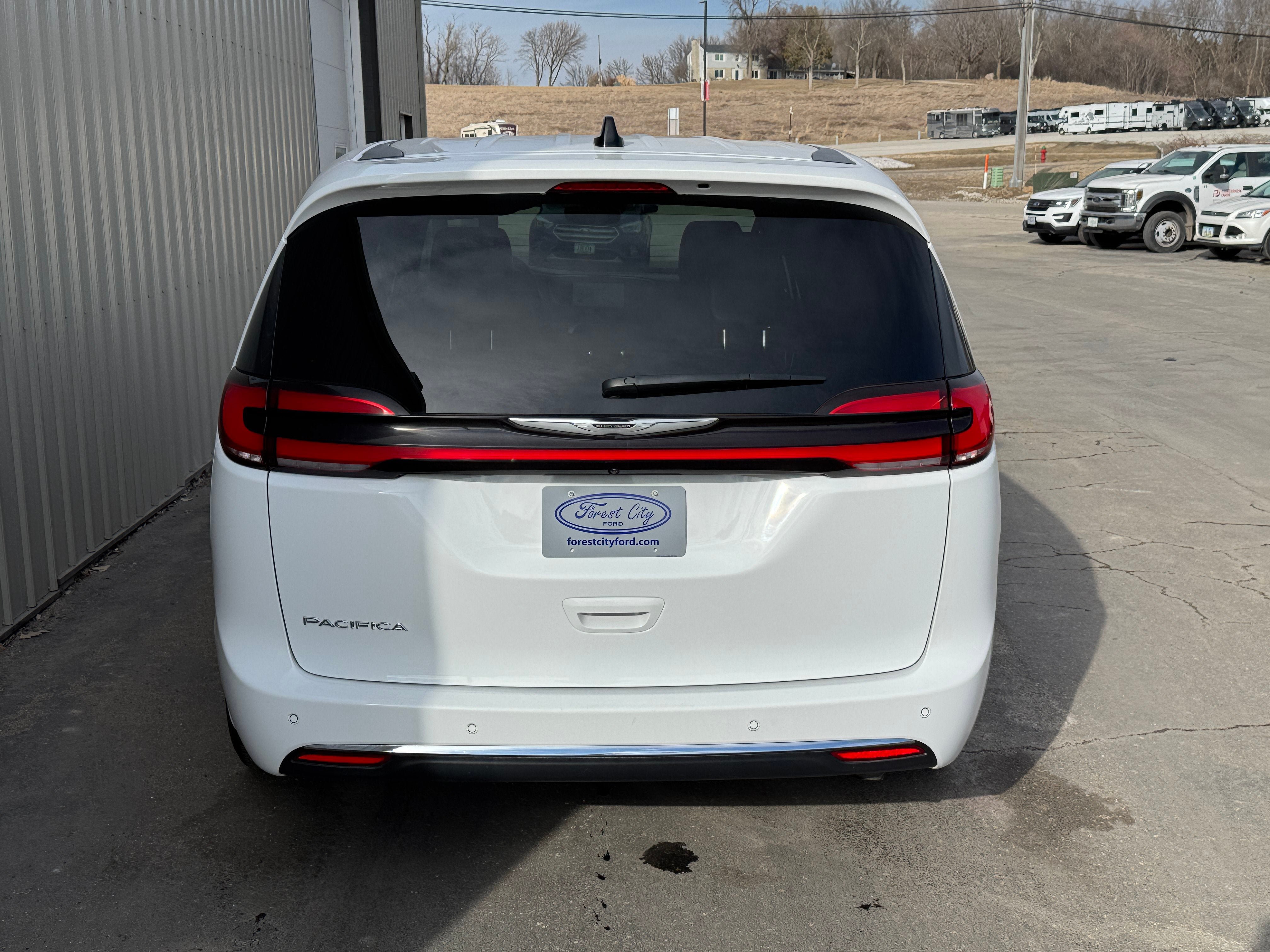 Used 2025 Chrysler Pacifica Select FWD image 4
