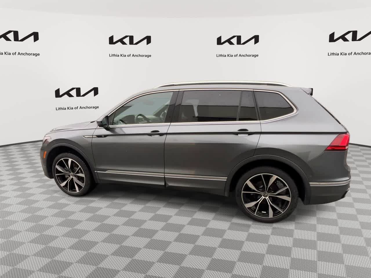 Used 2022 Volkswagen Tiguan SEL R-Line AWD/4WD image 6