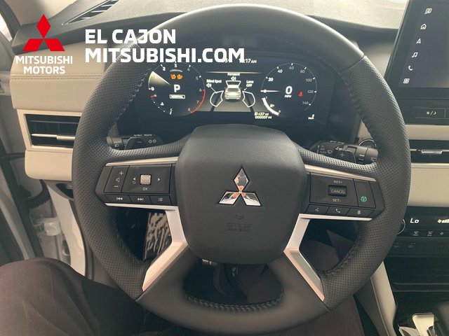 New 2025 Mitsubishi Outlander SE image 18