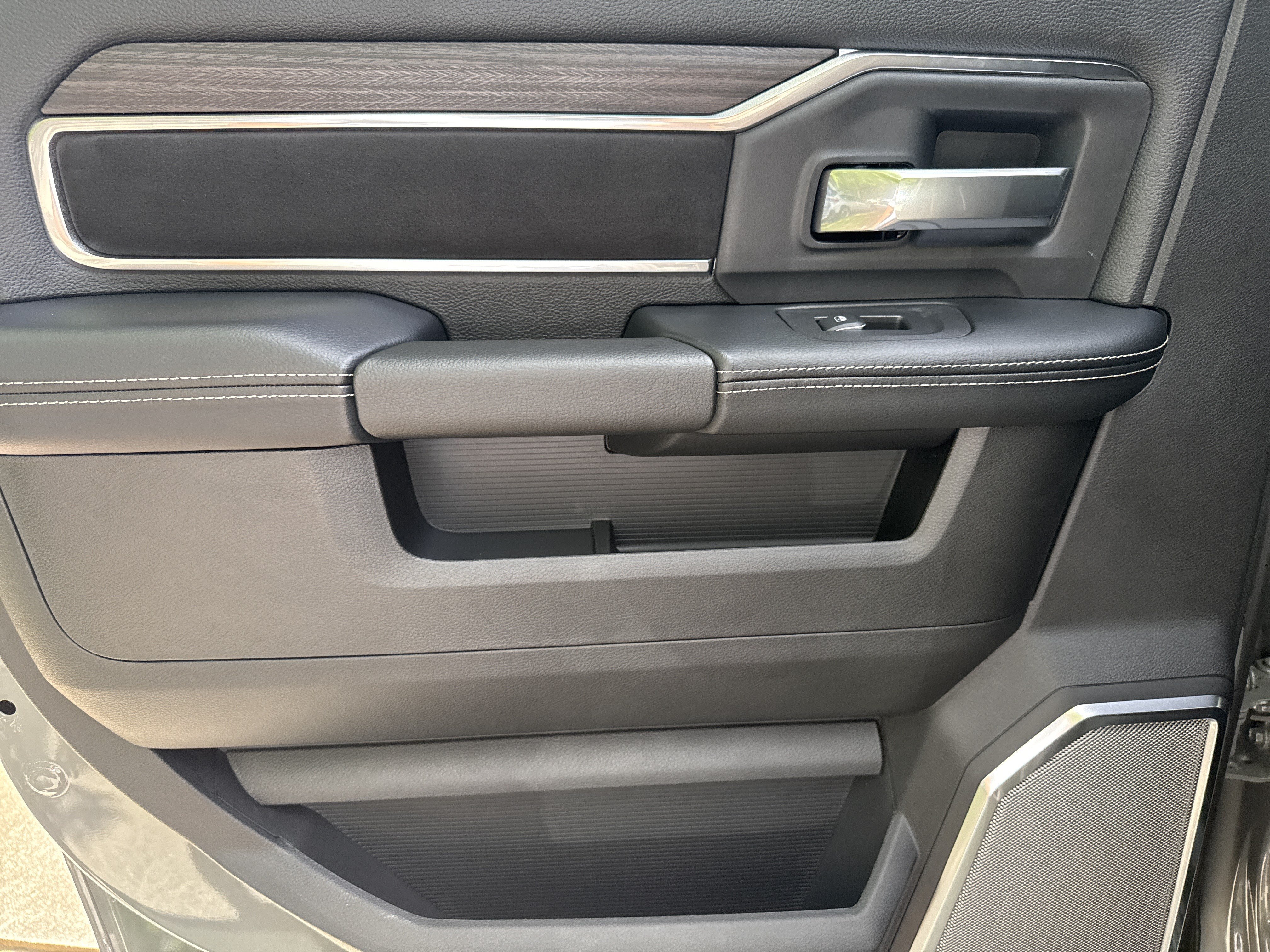 New 2026 RAM 5500 4x4 Crew Cab w/ Laramie Trim Package image 20