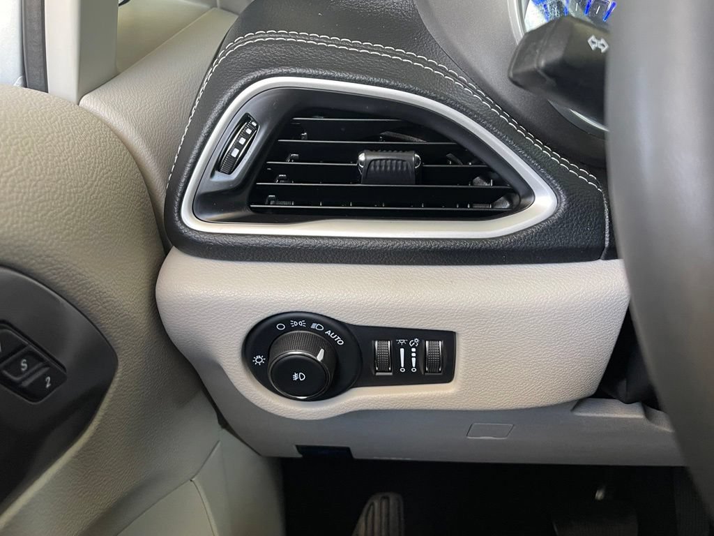 Used 2023 Chrysler Pacifica Touring-L FWD image 24