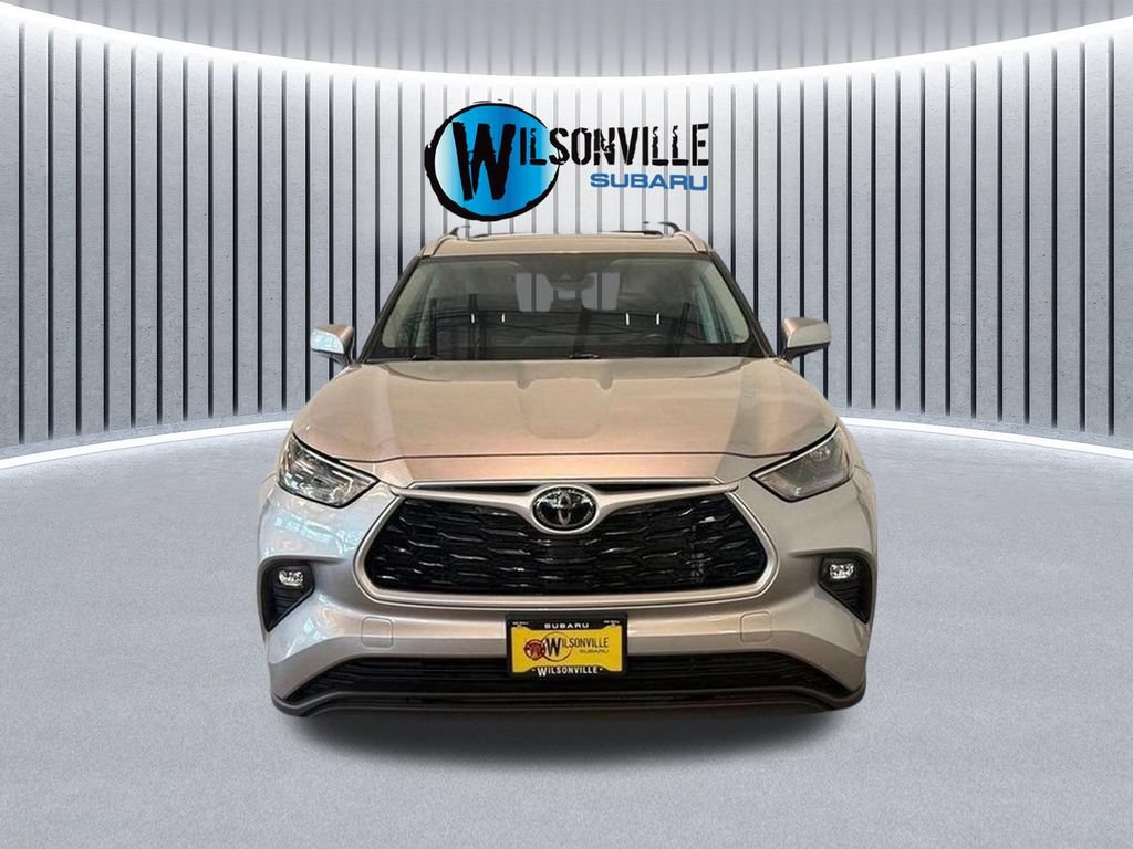 Used 2023 Toyota Highlander XLE AWD/4WD image 4