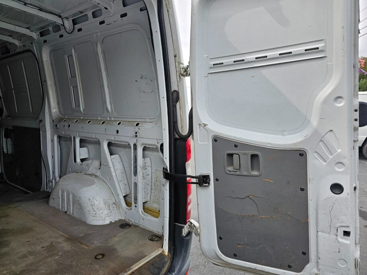 Used 2014 Mercedes-Benz Sprinter 2500 image 21