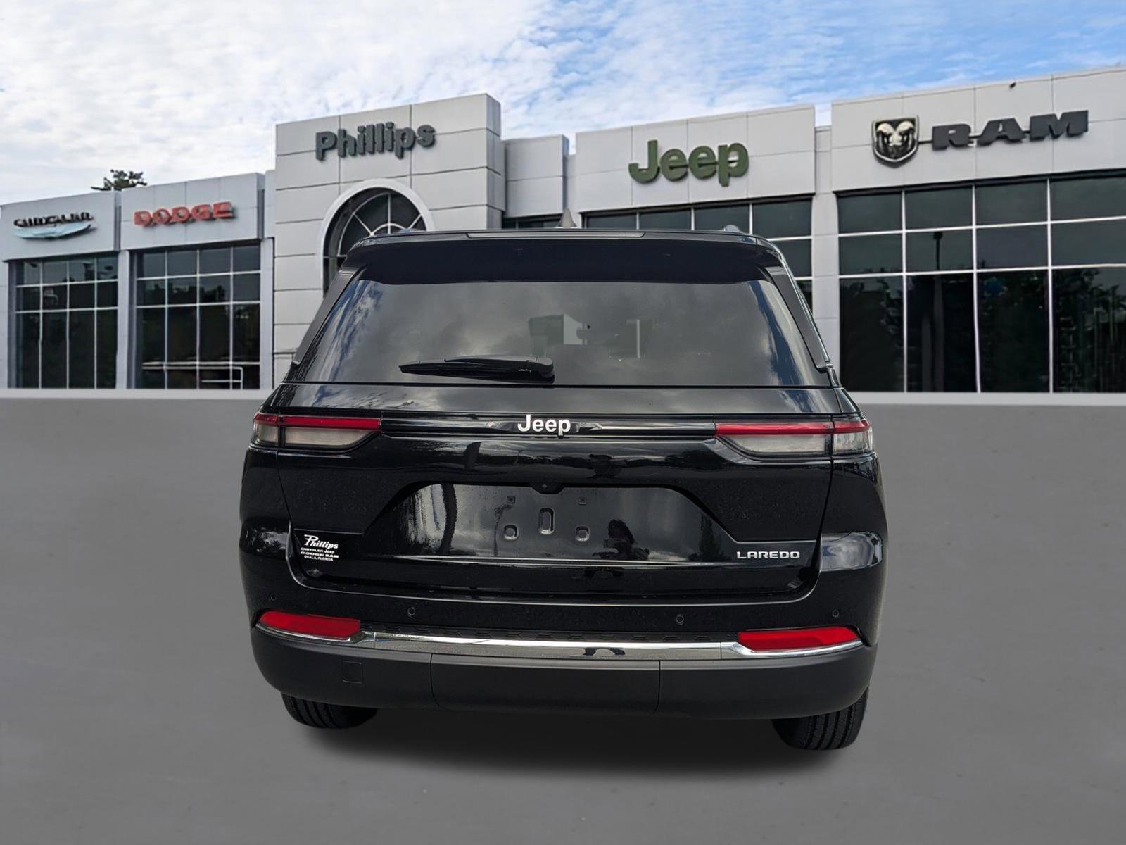 Certified 2025 Jeep Grand Cherokee Laredo w/ Luxury Tech Group I image 4