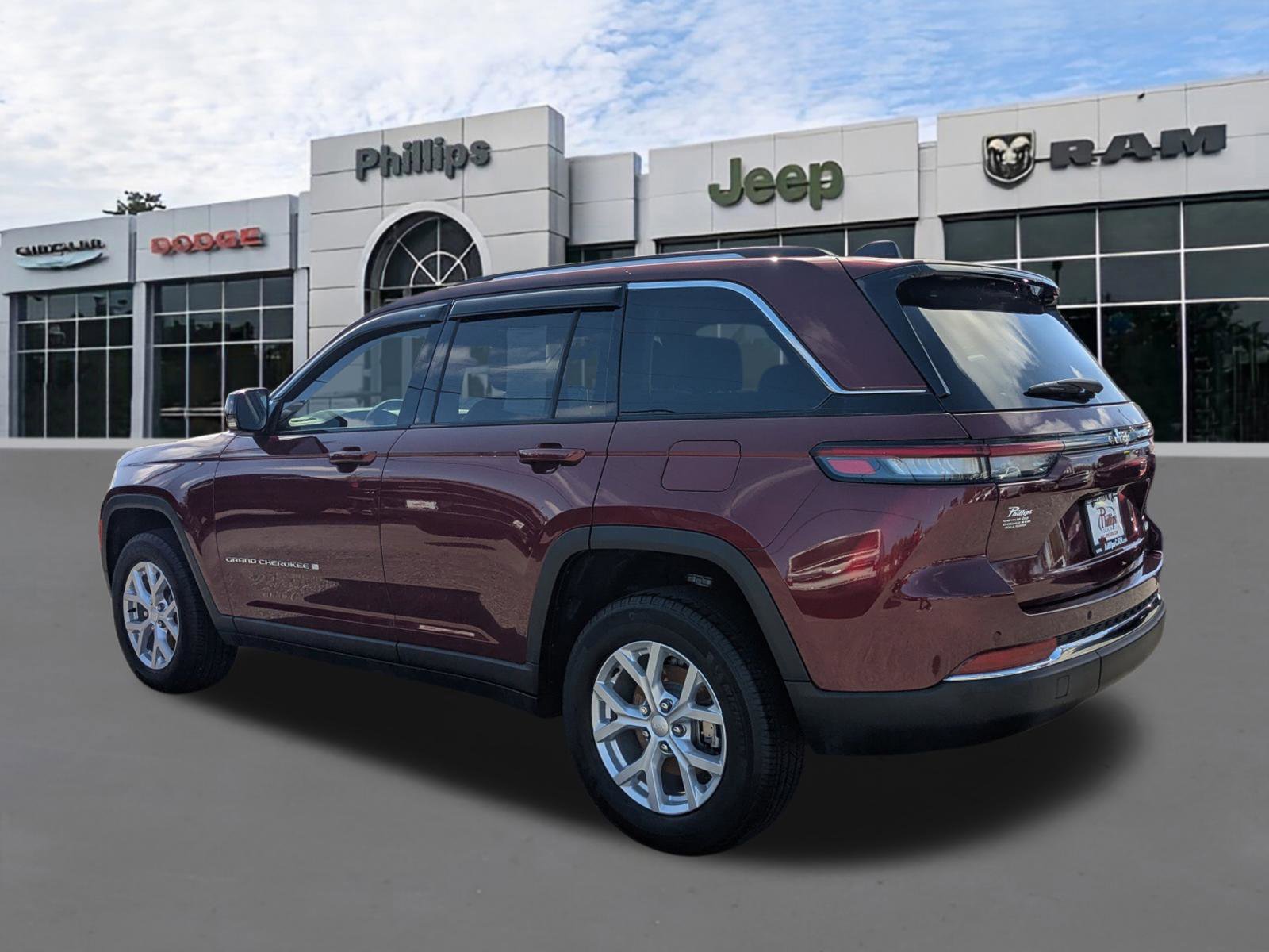 Used 2023 Jeep Grand Cherokee Limited RWD image 5