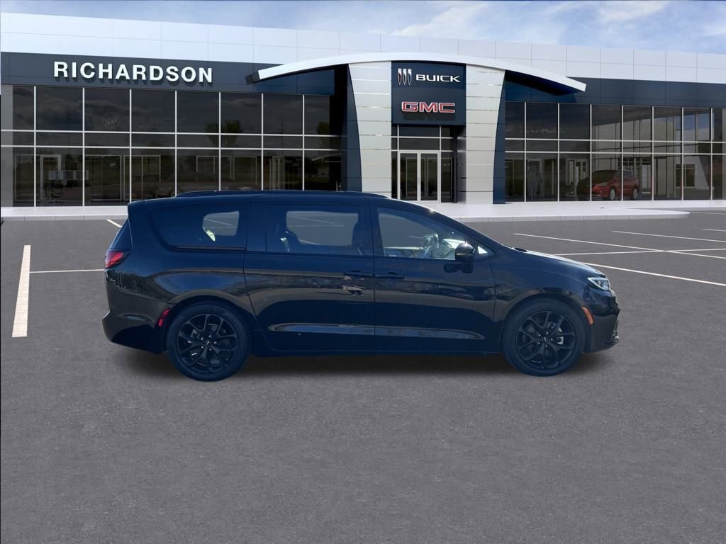 Used 2025 Chrysler Pacifica Limited image 8