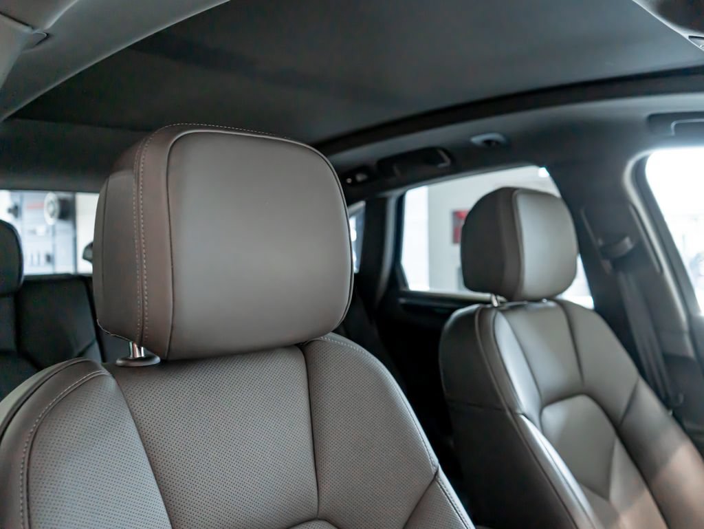 Certified 2025 Porsche Macan AWD/4WD image 30