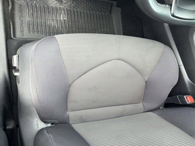 Used 2025 Toyota Highlander LE FWD image 9