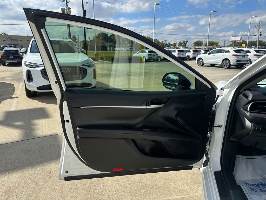 Used 2024 Toyota Camry SE image 11