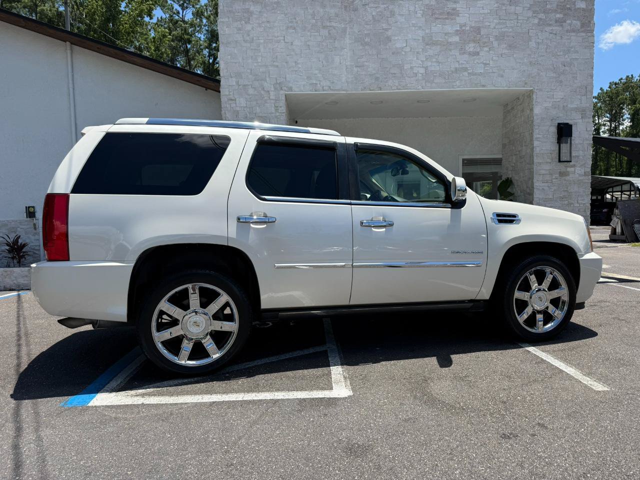 Used 2011 Cadillac Escalade Premium AWD/4WD image 15