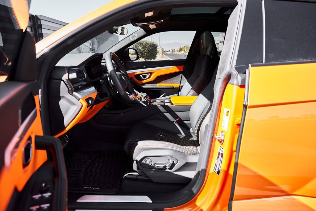 Used 2022 Lamborghini Urus AWD/4WD image 32