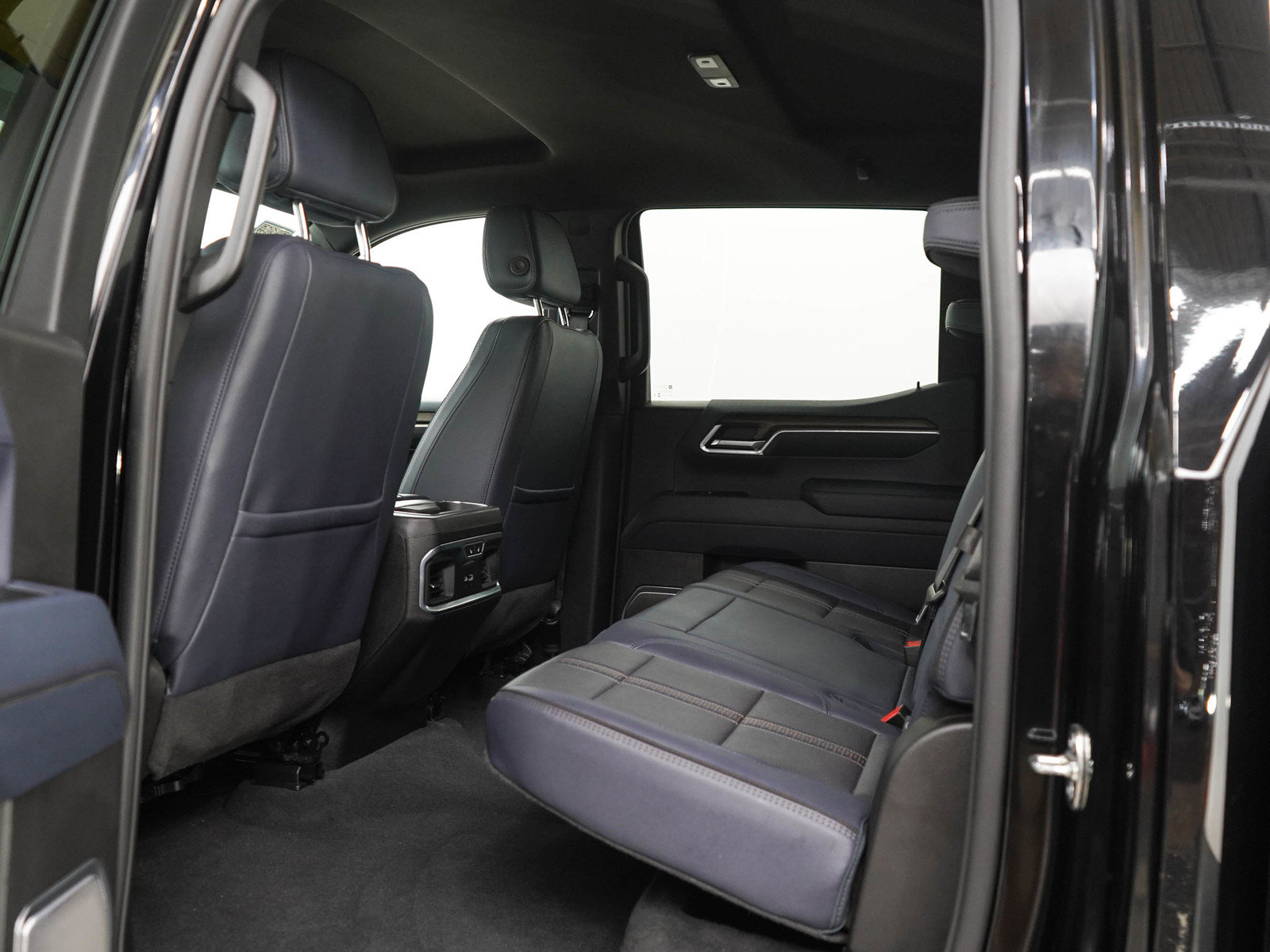 Used 2025 Chevrolet Silverado 1500 High Country w/ Technology Package AWD/4WD image 15