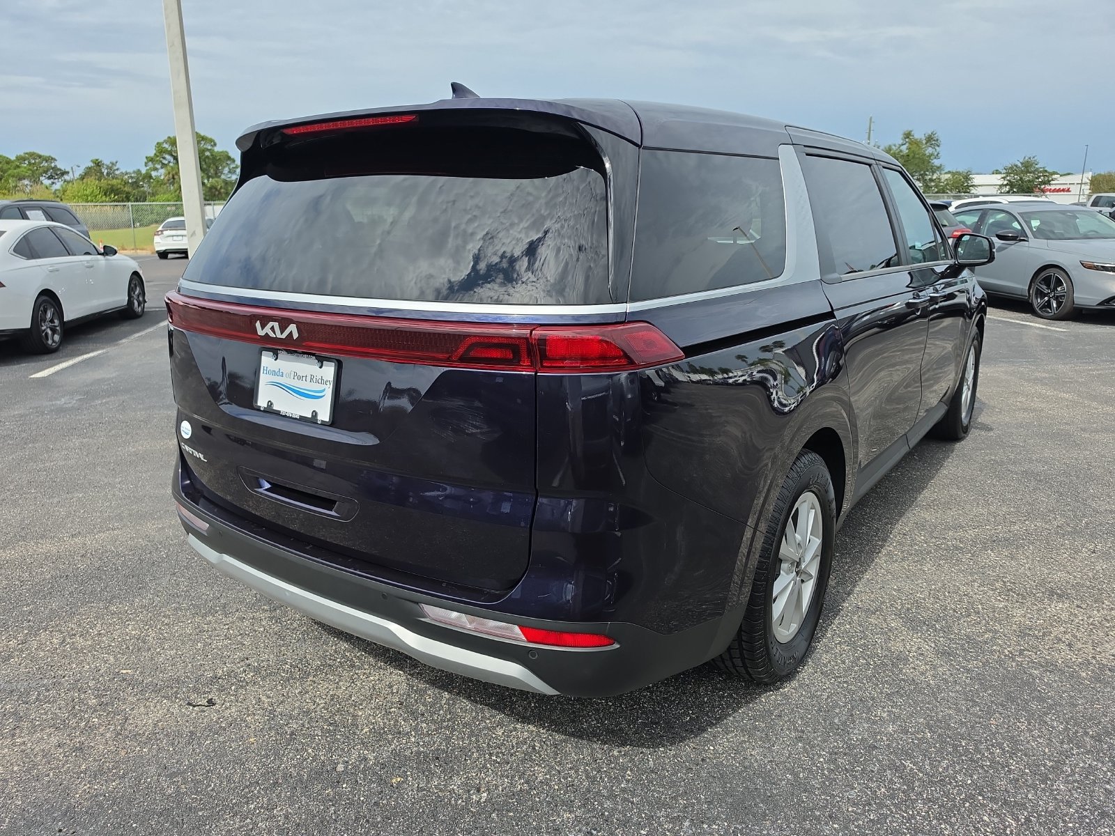 Used 2024 Kia Carnival LX FWD image 4