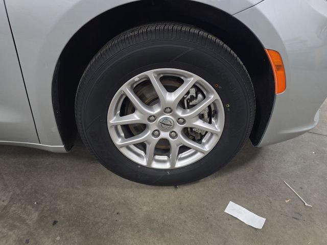 Used 2024 Chrysler Pacifica Touring-L image 17