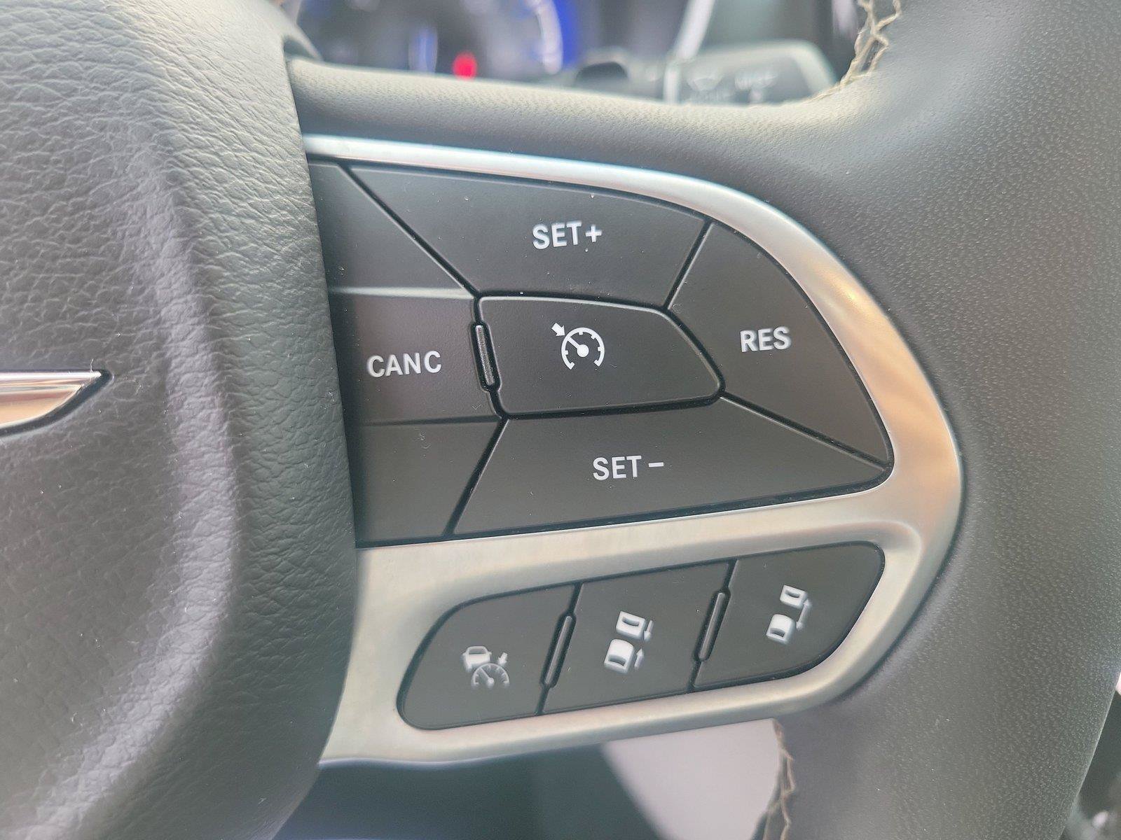 Used 2024 Chrysler Pacifica Touring-L FWD image 26