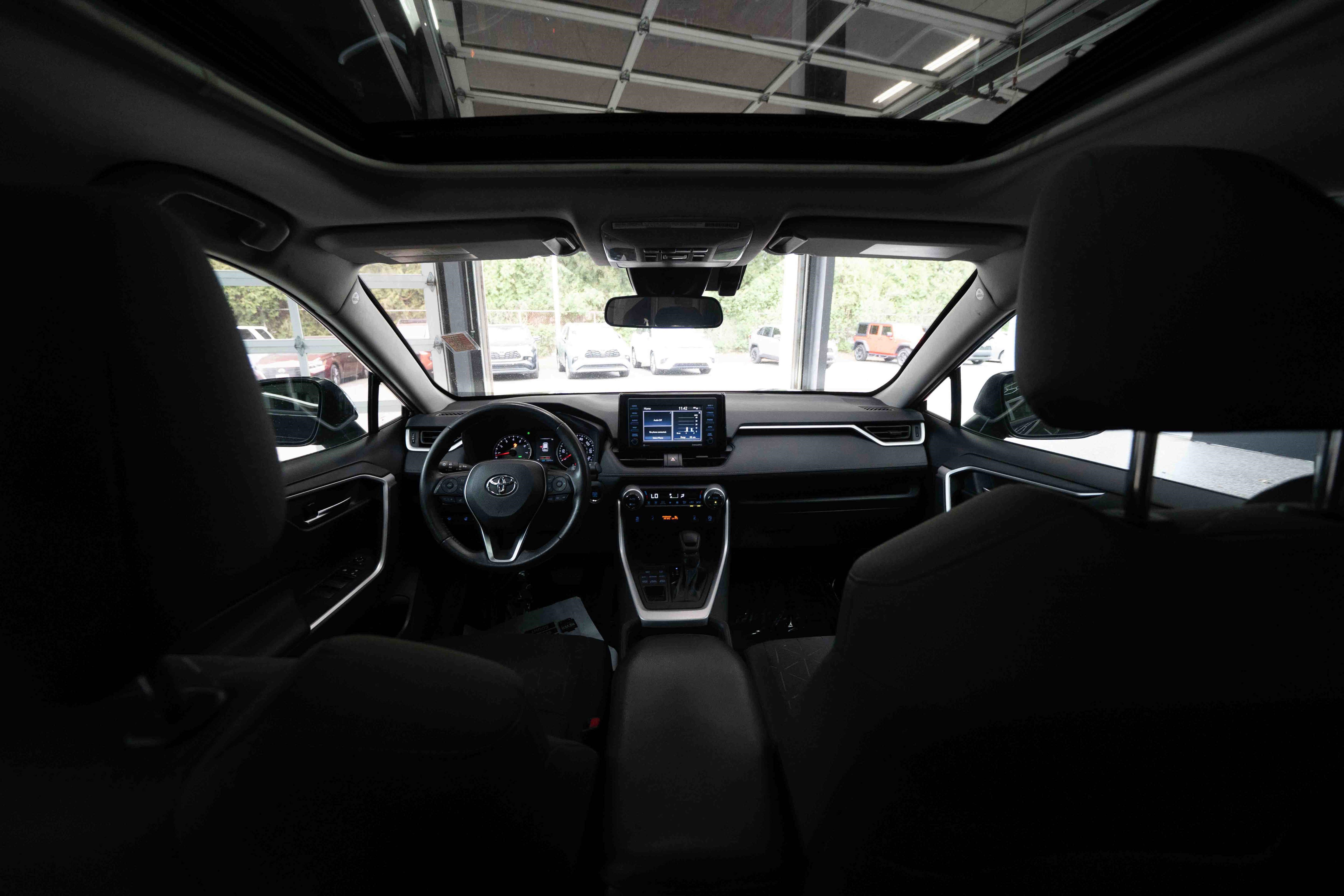 Used 2020 Toyota RAV4 XLE w/ Convenience Package AWD/4WD image 19