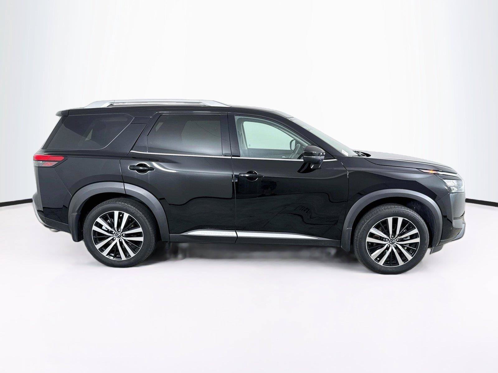 Used 2025 Nissan Pathfinder Platinum FWD image 5