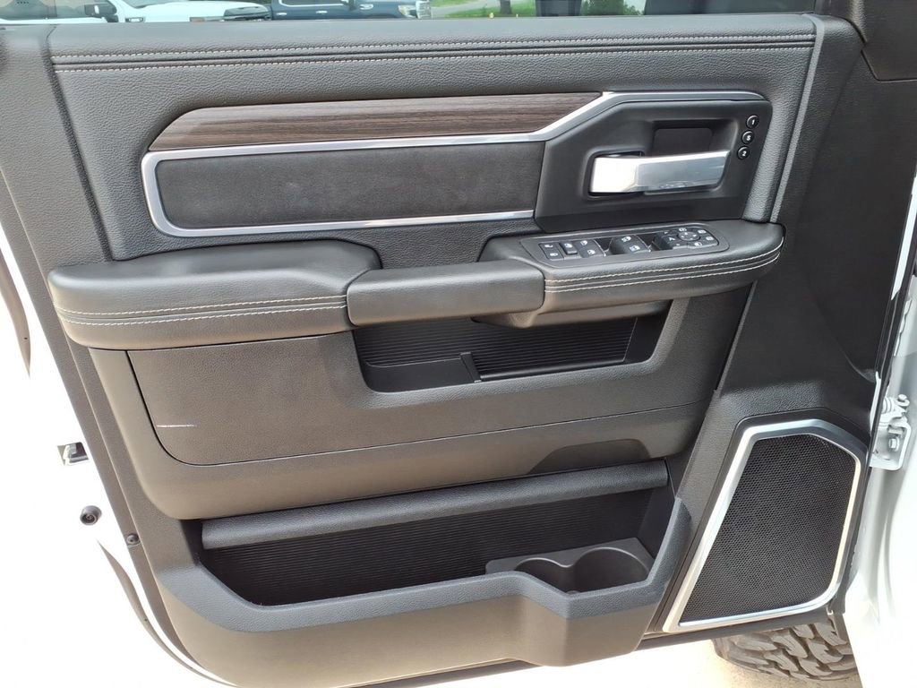 Used 2025 RAM 3500 Laramie AWD/4WD image 18
