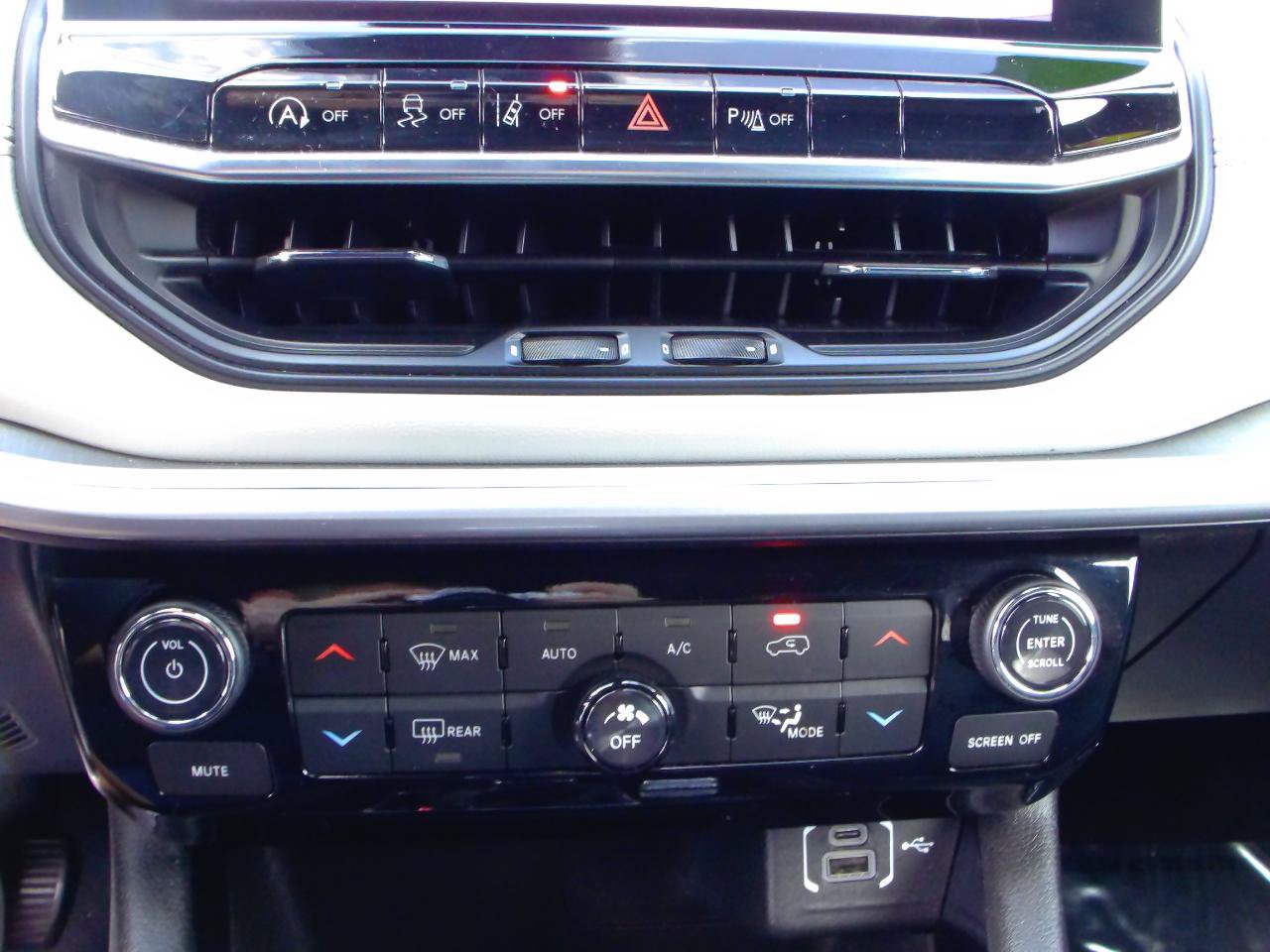 Used 2025 Jeep Compass Limited w/ Elite Group AWD/4WD image 22