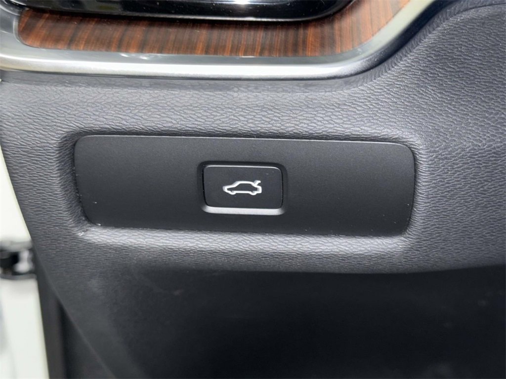 Used 2025 Volvo V60 B5 Cross Country Plus image 27