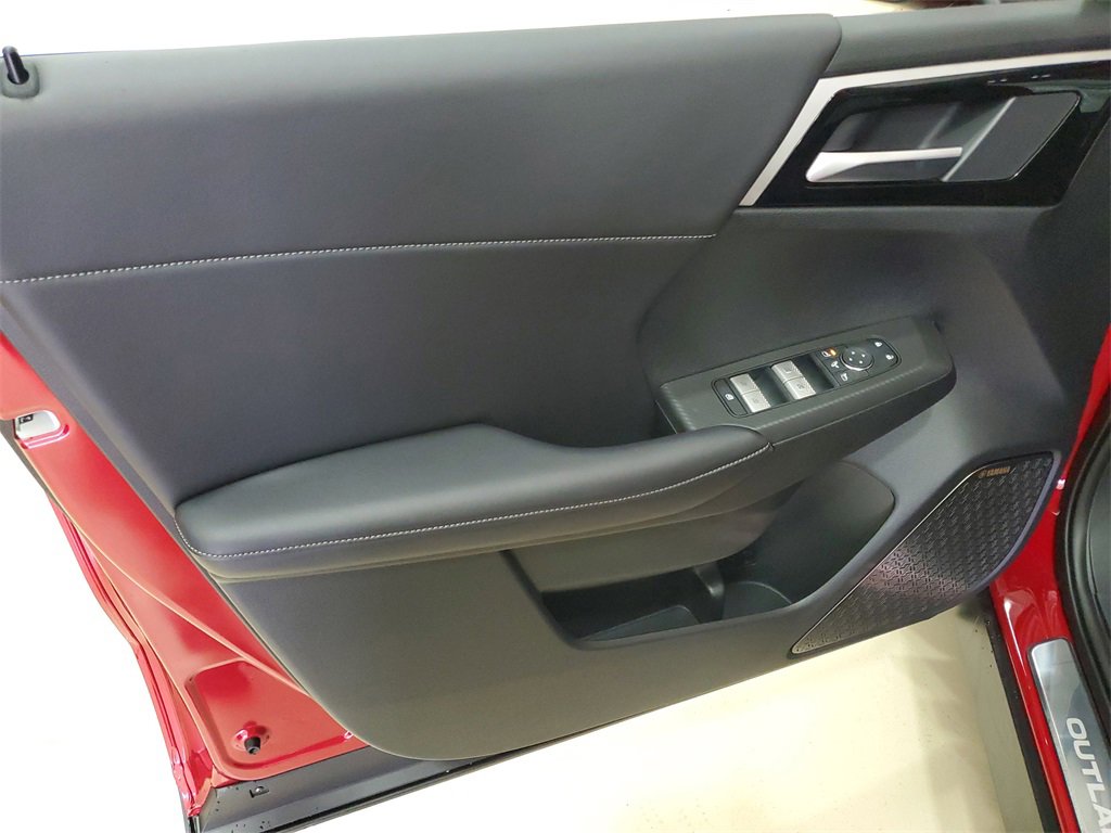 New 2025 Mitsubishi Outlander SE image 19