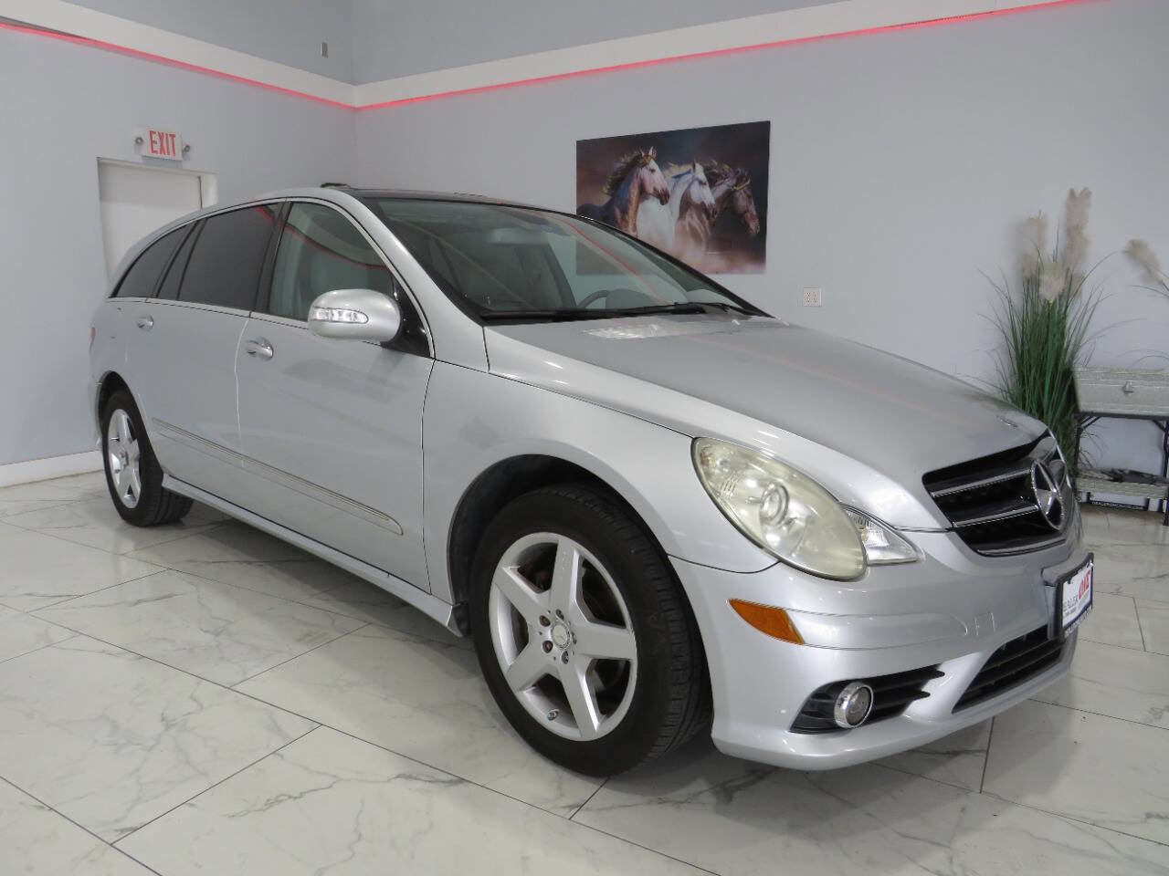 Used 2010 Mercedes-Benz R 350 4MATIC image 1