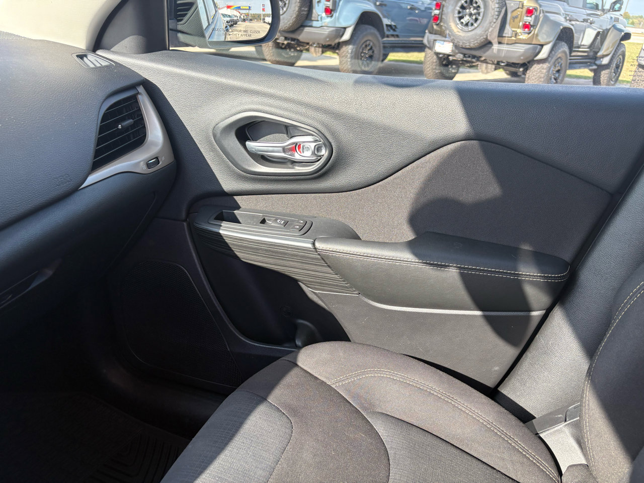 Used 2016 Jeep Cherokee Latitude image 21