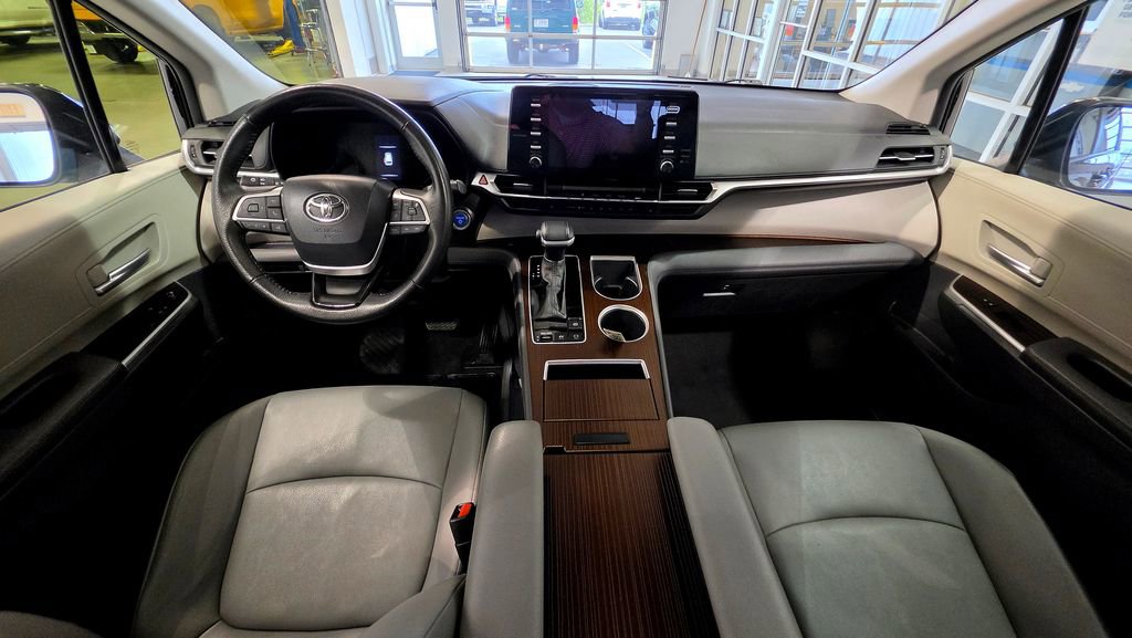 Used 2024 Toyota Sienna XLE image 17