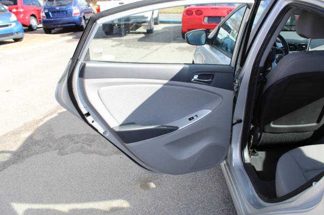 Used 2013 Hyundai Accent GLS w/ Premium Pkg image 13